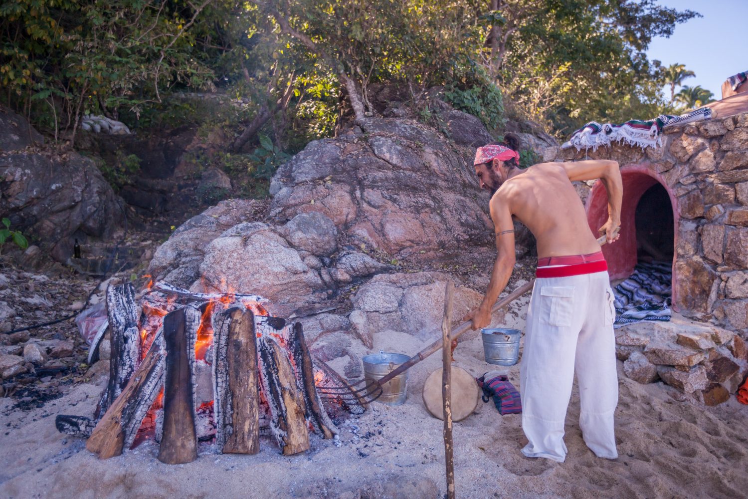 Mann bereitet traditionelles Temazcal