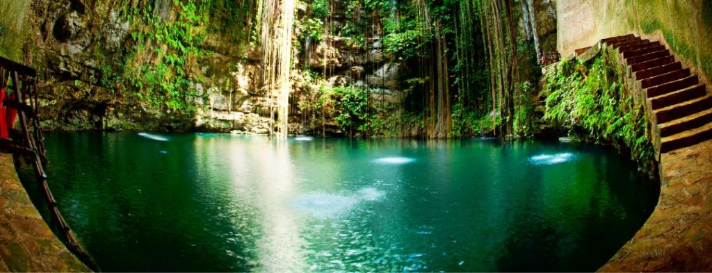 Cenote in Yucatan (Mexiko)